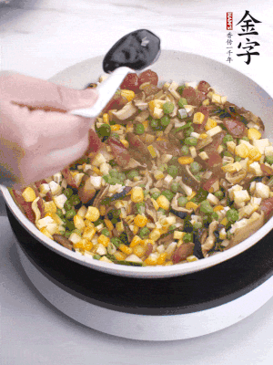 加2勺生抽、1勺蠔油、半勺老抽調味。