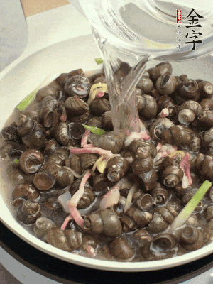 倒處理干凈的螺螄翻炒，加3勺料酒。加清水蓋過螺螄，中火蓋蓋煮5分鐘。