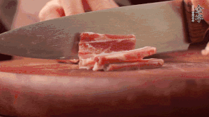 200g金字淡咸肉、100g冬筍、100g香干分別切細丁。