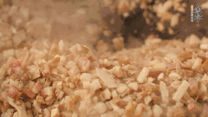 鍋中熱油，依次下食材翻炒，加2勺料酒、少許胡椒粉調味，撒蔥花攪拌均勻。