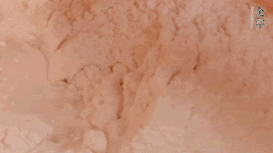 糯米粉中加入溫水，反復揉成團。