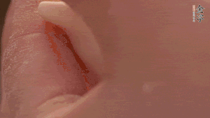 取一小團面，用掌心搓成小球狀，從小球中心捏窩，放入餡料，封口后，留出小尾巴。