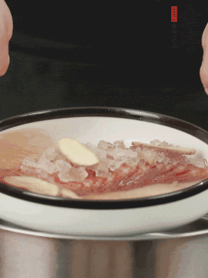 置于盤中，加冰糖100g、黃酒100g、水200g，上鍋蒸20分鐘。