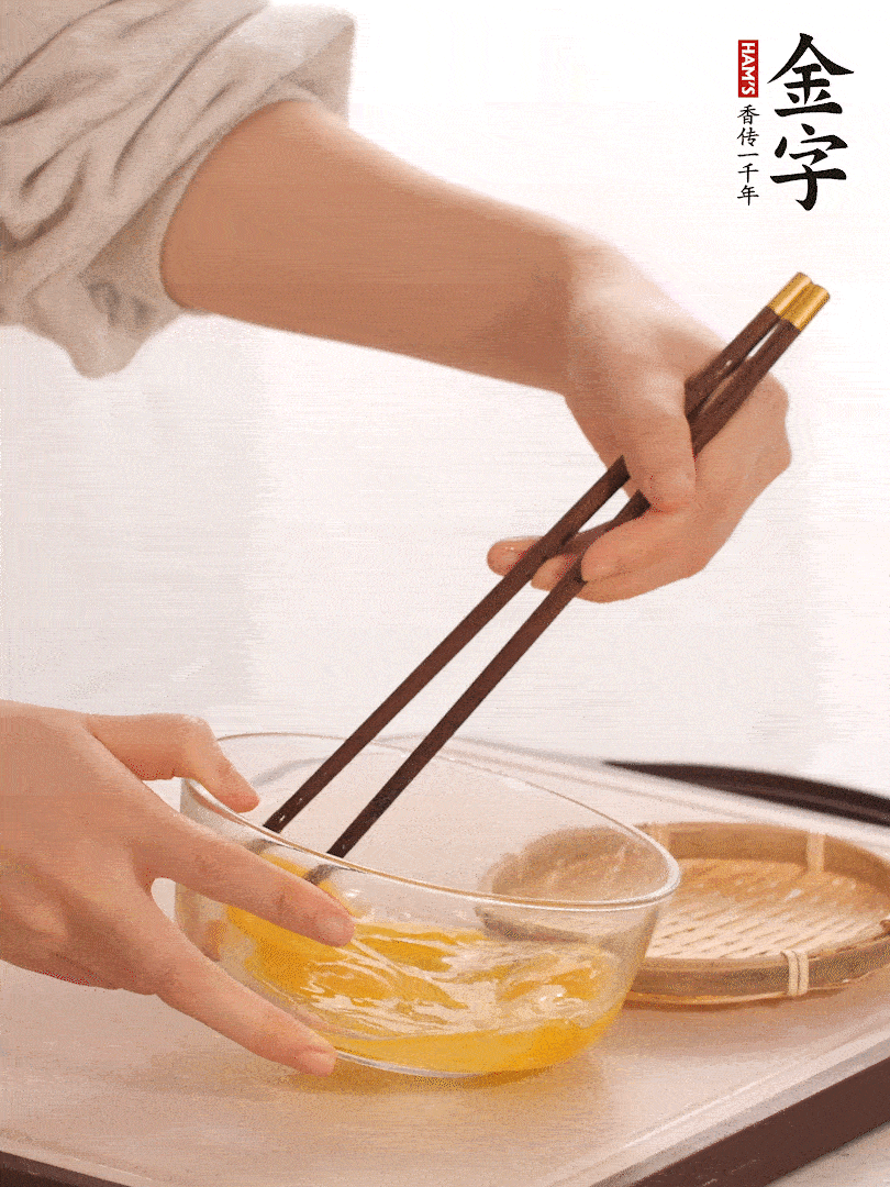 兩顆雞蛋打散。