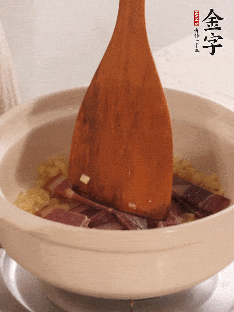 加熱水，加入白菜蓋上蓋子煨煮3分鐘。