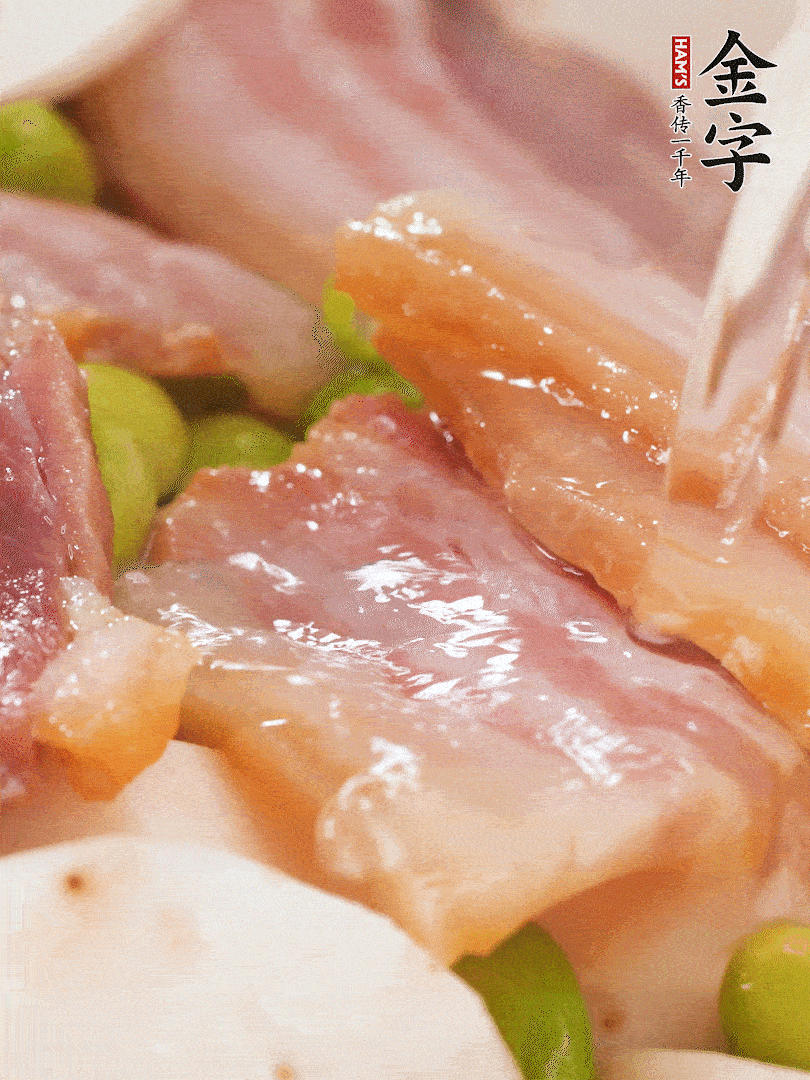 倒入芋艿、熟毛豆，翻炒均勻，加1小碗水煮開(kāi)