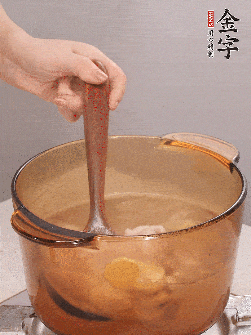 鴨肉、白果、火腿、生姜一起放入砂鍋，清水沒過食材，大火燉煮1小時