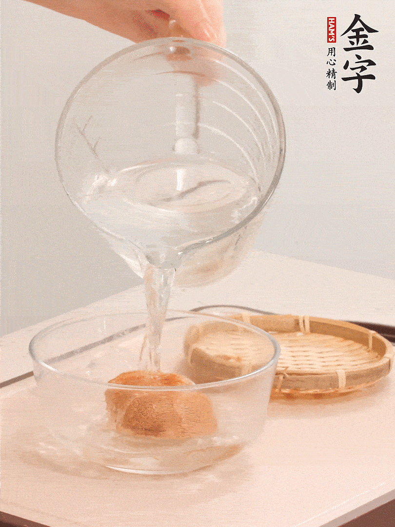 猴頭菇至少泡發(fā)半小時，將浸泡后的黃水?dāng)D干；