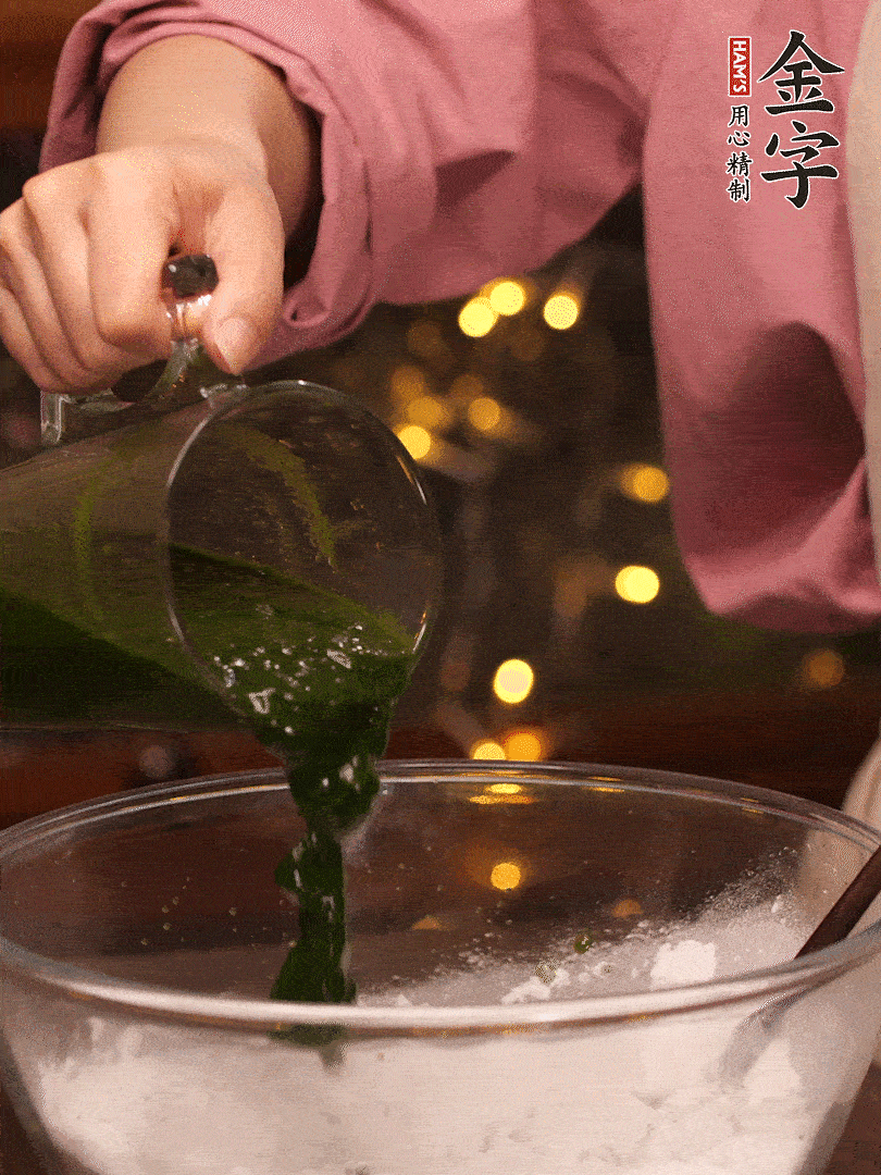 清明粿粉，分次加艾草泥，加點(diǎn)油揉2分鐘