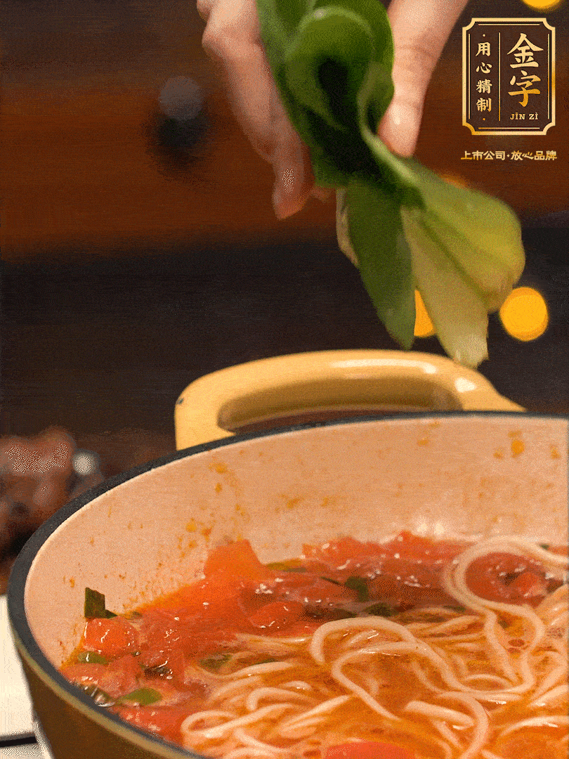 放入焯水后的面條、牛肉、小青菜燜煮約3分鐘