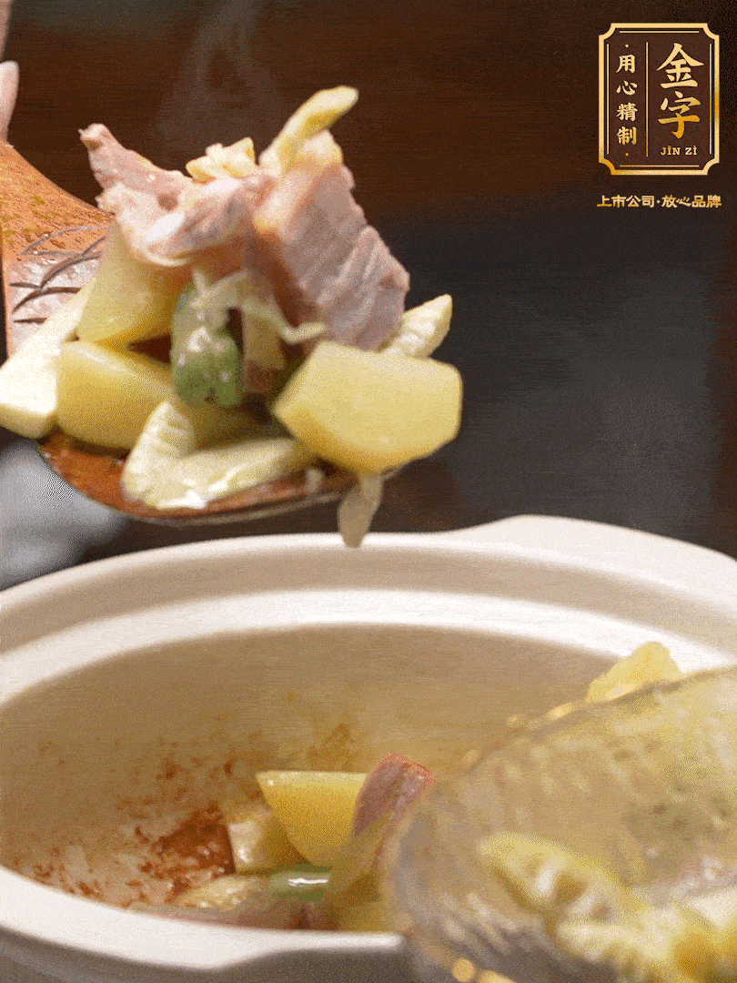 煸出咸肉脂香，再下筍丁、蠶豆。呈出