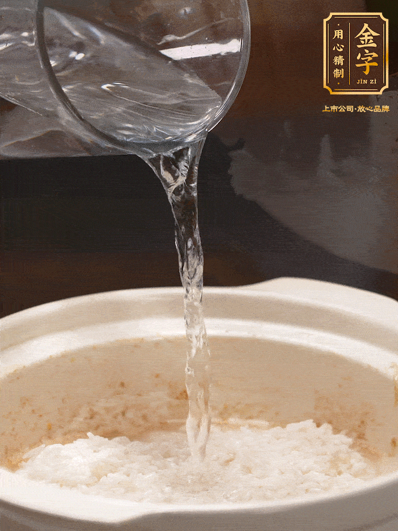 將泡好的米，加水一指，煮至沸騰