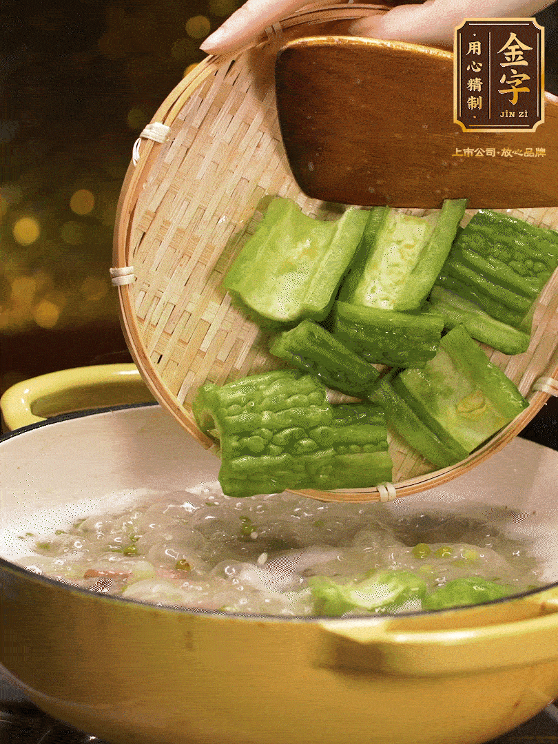 最后在放苦瓜燒開，放一點點調味糖，燉煮20分鐘