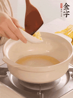 鍋里留少量底油煸香火腿和姜末。