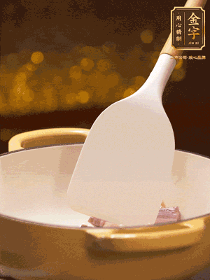 油溫7成熱，下蒜末、咸肉略微煸炒，再下絲瓜