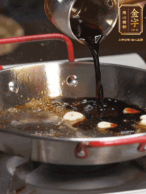 煲飯期間，用油煎熟牛肝菌。再用底油加醬油、蒜片調(diào)出鮮美醬汁