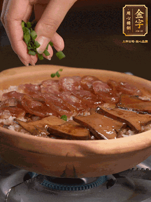 最后鋪上牛肝菌，爭(zhēng)分奪秒地倒上醬汁，撒點(diǎn)小蔥花