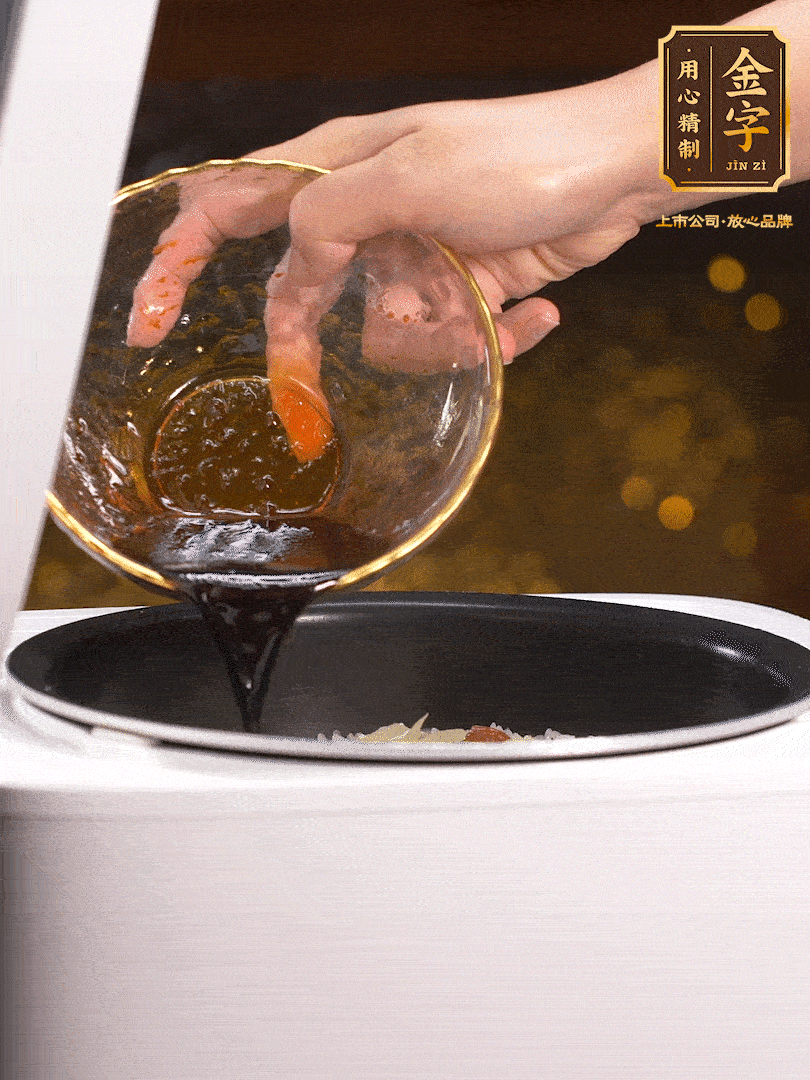 煮好后，淋上醬汁：2勺生抽、1勺老抽、1勺蠔油、半勺白糖、半勺香油、1勺水