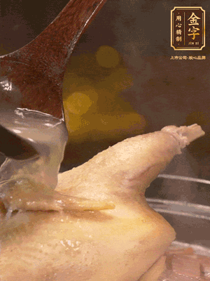 大火燒開后，撇去浮沫。轉小火燉2個小時