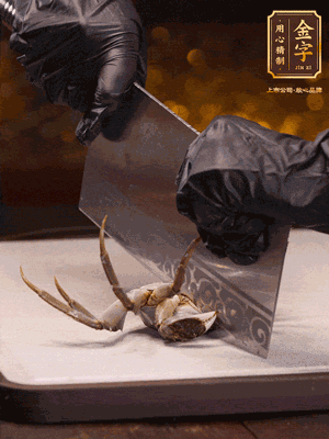 用刷子刷干凈六月黃，一斬二。把蟹蓋、蟹胃拿出來。