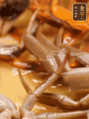 鍋中少油，螃蟹下到鍋中煎一煎