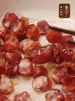 砂鍋熱油，下姜絲、香腸煸香