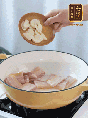 熱油下咸肉煸出香味，加蒜片、毛豆翻炒均勻