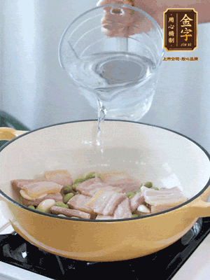 倒入熱水，加絲瓜、腐竹