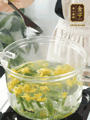 水開后，加鹽、黃瓜花焯水30秒