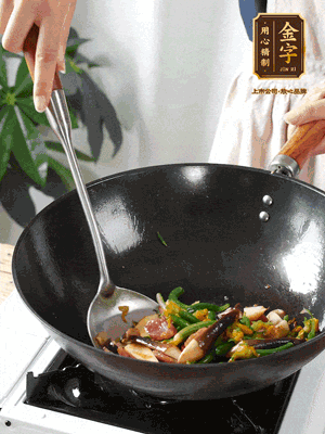 煸香蒜末，下香腸翻炒均勻，再依次下雞縱菌、黃瓜花