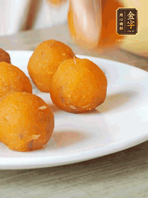 融化的黃油、芝士粉攪勻，加糖粉、蛋液、淡奶油、咸蛋黃攪勻，再加入玉米淀粉、奶粉拌勻，用不粘鍋炒至抱團(tuán)