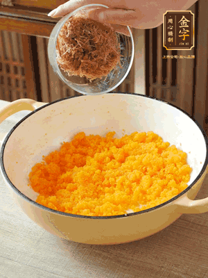 加火腿絲拌均，分成37g一個(gè)餡料，冷凍30分鐘