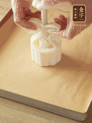 取一個(gè)面團(tuán)，捏扁，中間厚，四周薄?；⒖谕贤?，直到收口，把餅胚放入模具里，壓2-3下