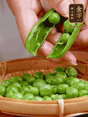 甜豆去殼，剝出甜豆米。百合小心剝成片。