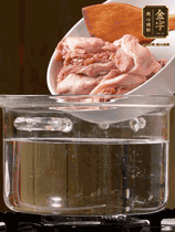 麻鴨切塊，冷水下鍋，加蔥姜、料酒焯水。撈出溫水洗凈