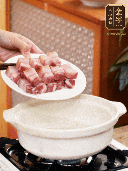 鍋內(nèi)倒油，下咸肉微微煸炒，再放排骨炒一下