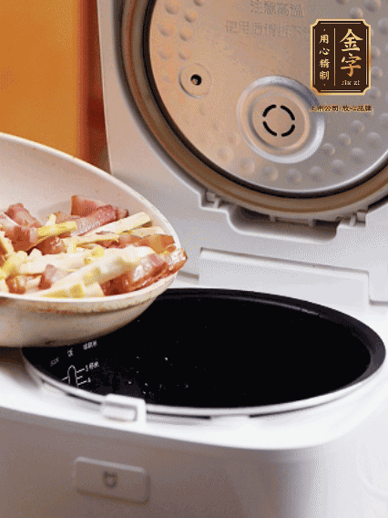 和洗凈的大米一起倒入電飯煲，攪拌均勻。水剛好沒(méi)過(guò)大米