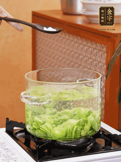 蠶豆剝去外殼，加鹽焯水30秒