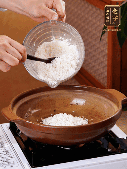 砂鍋中倒入煎羊肚菌的油，涂勻。加入提前浸泡過1小時的生米，再加入和生米齊平的水,,蓋蓋子，大火煮沸后轉小火煮至水分微干