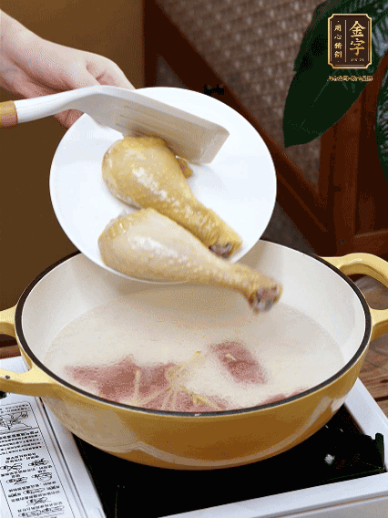 倒清水，放雞腿，大火煮開轉中小火煮20分鐘