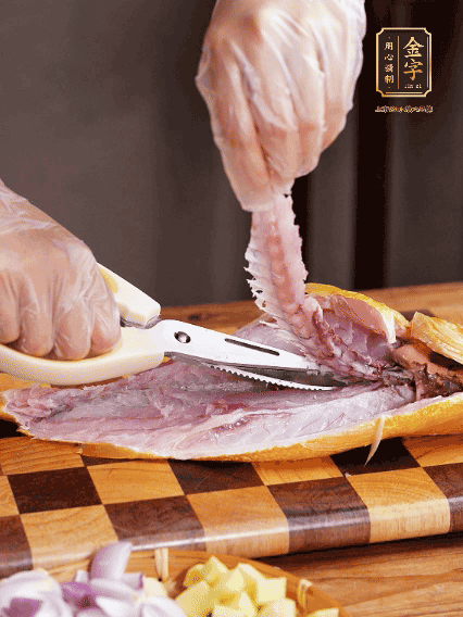 黃魚處理干凈，對半片開去骨，泡入蔥姜水、料酒、鹽調(diào)成的料汁中浸泡15分鐘，擦干水分