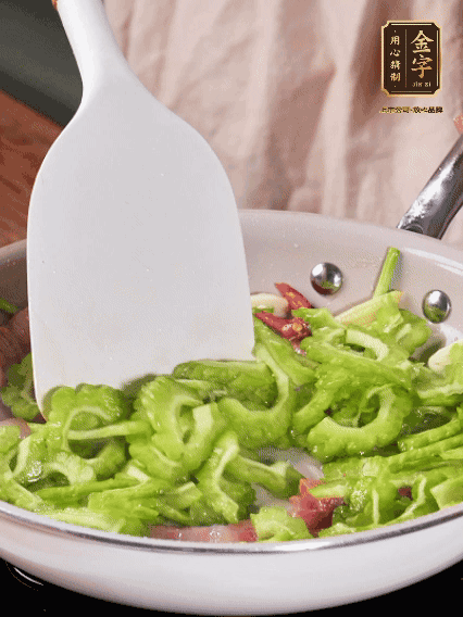 熱油，火腿、蔥姜、干辣椒煸香，再下苦瓜翻炒